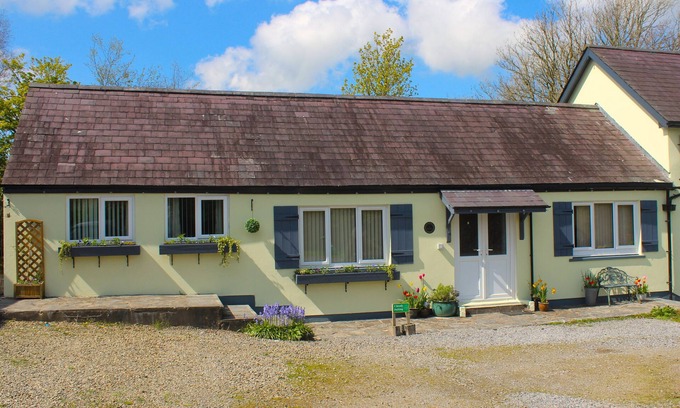 Boncath Cottage | Cosy dog friendly cottage in an idyllic rural setting near amazing beaches