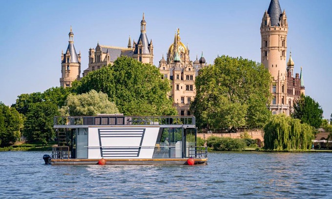 Schwerin Boat Rental | COSY Explorer - Festlieger