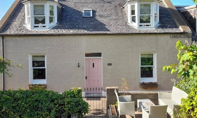 Cullen Cottage | Cosy Fisherman's Cottage 2 mins from beach
