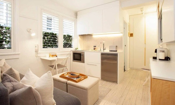 Rushcutters Bay Apartment | Cosy Flat in Art Deco Building Minutes From City