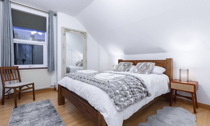 Walpole Apartment | Cosy Flat In London