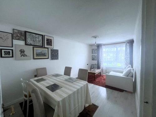 Havering Park Apartment | Cosy flat in Romford, 30 mins from London City