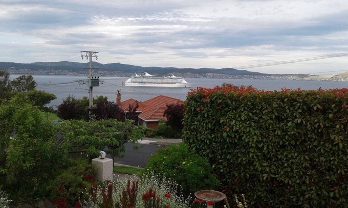 Sandy Bay Apartment | Cosy garden apartment in Sandy Bay. 15 min 401/402 town bus. FREE Parking/WIFI.