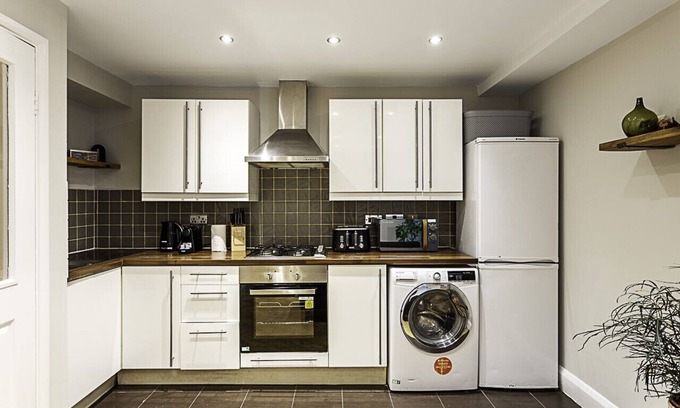 Homerton Apartment | Cosy Garden Flat in Prestigious Residential Area