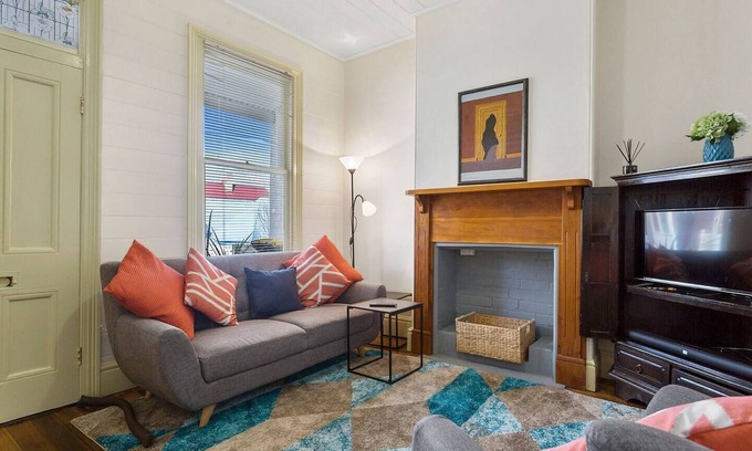 Glebe Cottage | Cosy Glebe Cottage Stroll to Central Hobart