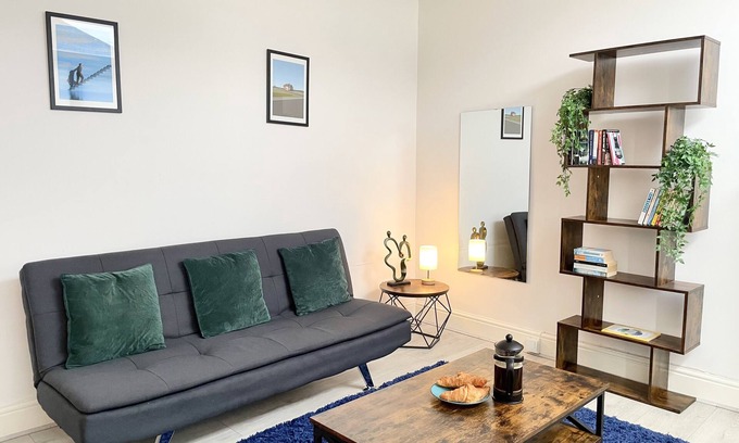 Prenton Apartment | Cosy ground floor prenton flat close to Liverpool and Tranmere Football Club