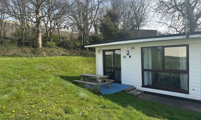 Bude Ski Chalet | Cosy Holiday Park Chalet, Quiet Location, Child Friendly, Near Bude