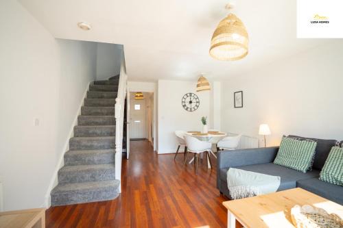 Slough Apartment | Cosy Home, Heathrow and Windsor Castle, Sleeps 6