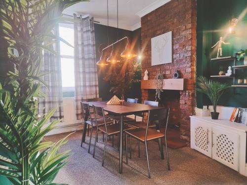 Beverley House | Cosy Home in Historical Beverley Town with Parking