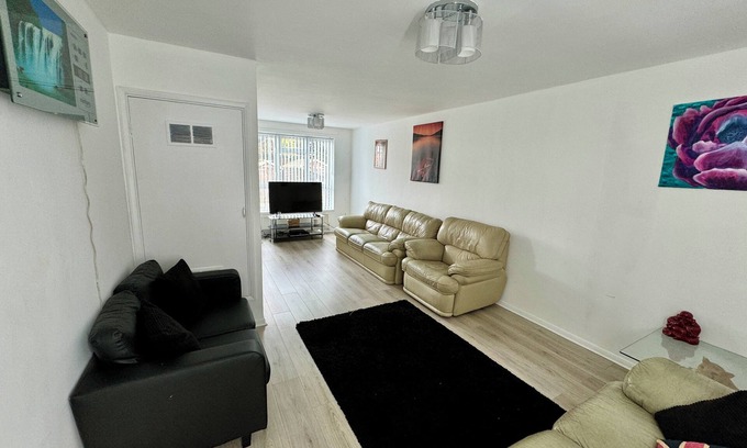 Whitton House | Cosy Home is located in a lovely town in Twickenham.