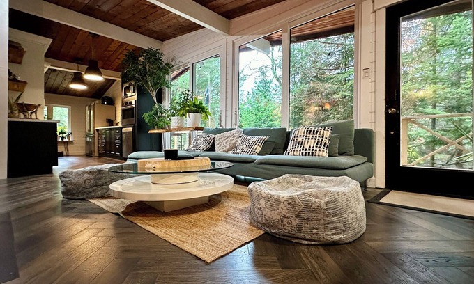 Bracebridge Cottage | Cosy Home on the River. Pet-friendly, Hot Tub, Fast Wifi, Wood Fireplace.