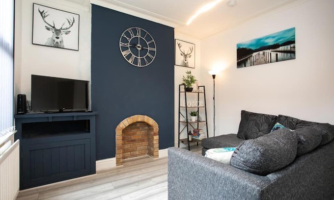 Derby House | Cosy home with street parking for you