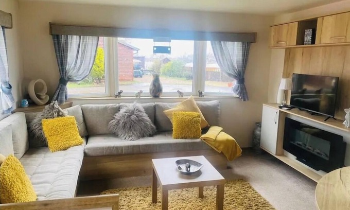 Dogdyke Ski Chalet | Cosy hottub caravan Retreat in Lincolnshire