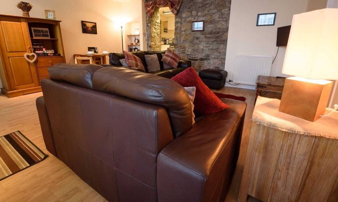 Cullen Apartment | Cosy immaculate apartment in an idyllic coastal town
