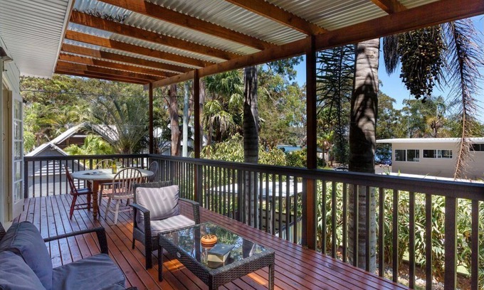 Smiths Lake Cottage | Cosy Lakeside Cottage, Pet Friendly and very close to Surf Beaches, Club & Cafes