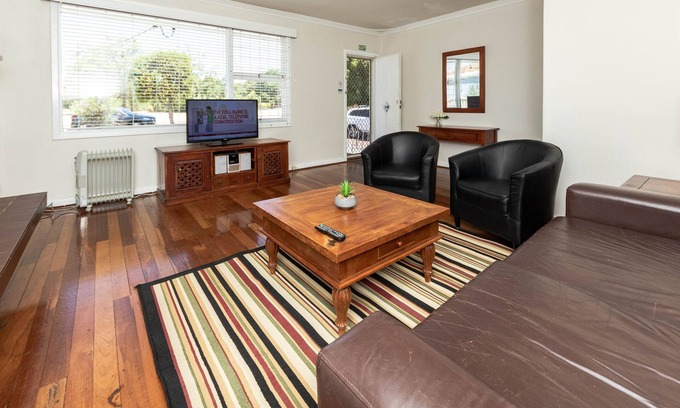 Thornlie House | Cosy Lodge Thornlie - comfort at value price.