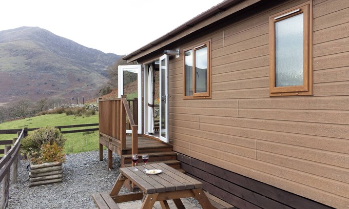 Beddgelert Cabin | Cosy Lodge with Panoramic Windows and Stunning Mountain Views
