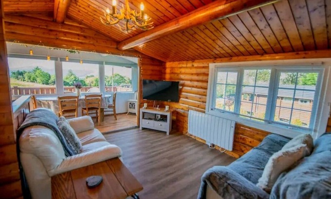 Bronaber Cabin | Cosy Log Cabin in Snowdonia with Wi-Fi and BBQ