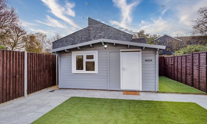 Little Holland Cabin | Cosy Luxury studio cabin centrally located in Crayford, Greater london.