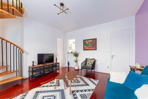 Creil Apartment | Cosy Modern Apartment - 1 minute walk from train station