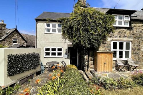 Llwyngwril House | Cosy modern cottage by the sea, heart of snowdonia