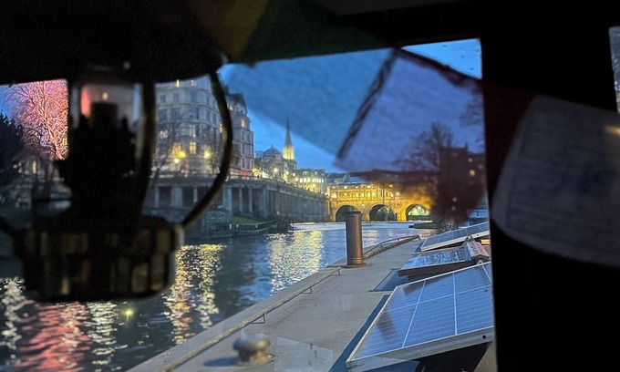 Bath Boat Rental | Cosy off grid barge in Bath city centre