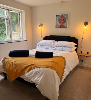 Woodstock Apartment | Cosy One-Bedroom Retreat with Parking