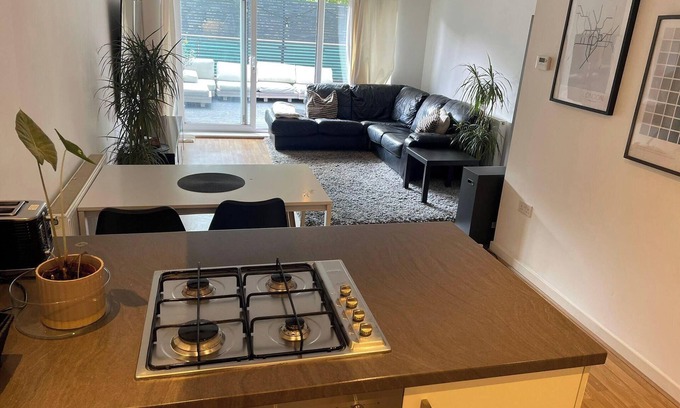 Tower Hamlets Apartment | Cosy one bedroom with roof terrace - London Charm