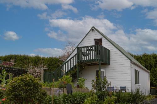 Whakamarama Apartment | Cosy Orchard Loft - Breakfast included