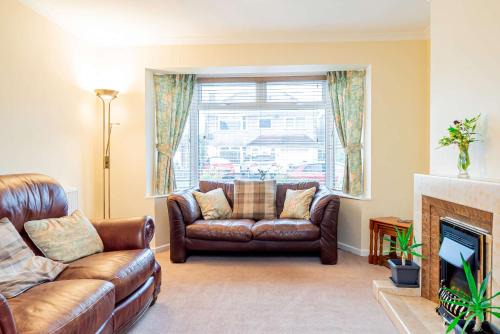 Swindon House | Cosy & Peaceful 2 Bed Home in Swindon with Parking