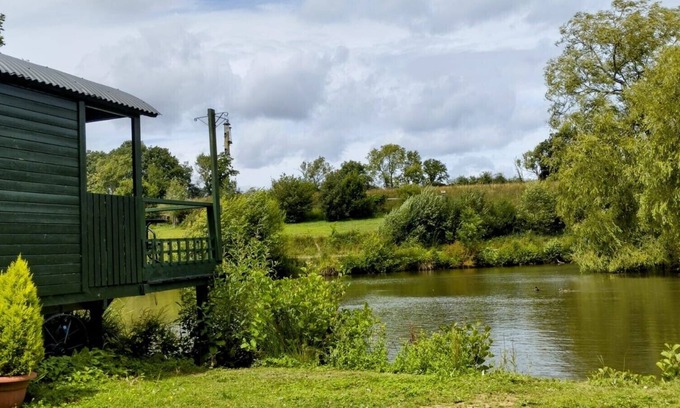 Hadlow Down Cabin | Cosy, peaceful and secluded lakeside shepherds hut.