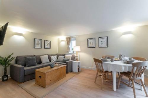 Montpellier House | Cosy & Peaceful Self Contained Home in Montpellier