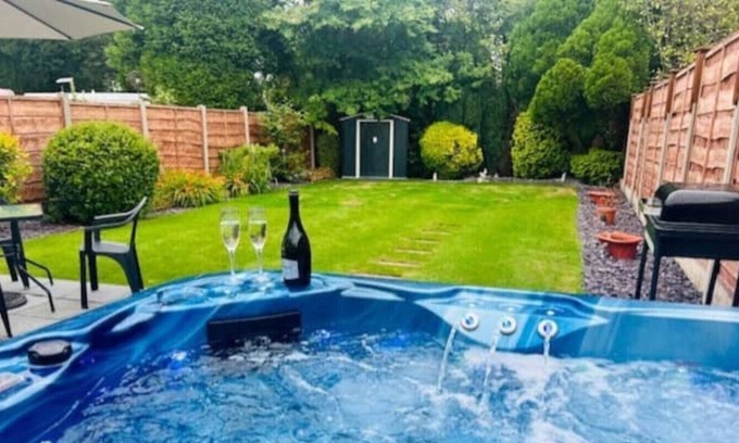 Hazel Grove House | Cosy Private 2 Bedroom Bungalow with Hot Tub