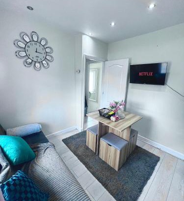 The Wrythe Apartment | Cosy private flat in London, Contractors Free Parking on premise