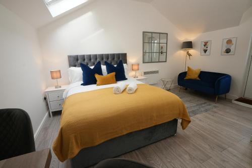 Mill Road Apartment | Cosy & Quiet - KING BED, Central, Smart TV