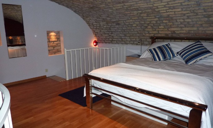 Belvaros - Lipotvaros Apartment | Cosy, quiet, sleeps 2 apartment very close to the Chain Bridge and the Basilica