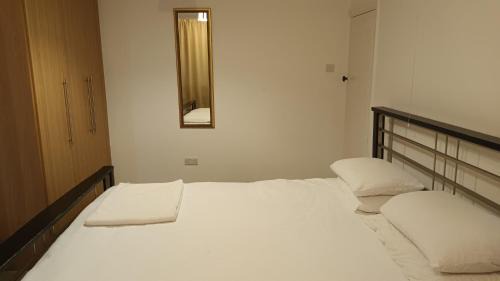 Harrow Weald Apartment | Cosy relaxing 4 bed Home with 2 parking Space