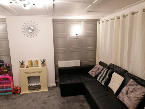 Luton House | Cosy Room Close to Luton Airport & Hospital