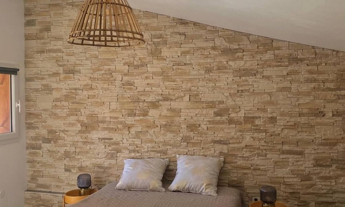 Saint-Martin-de-Crau Bed & Breakfast | Cosy room with exterior