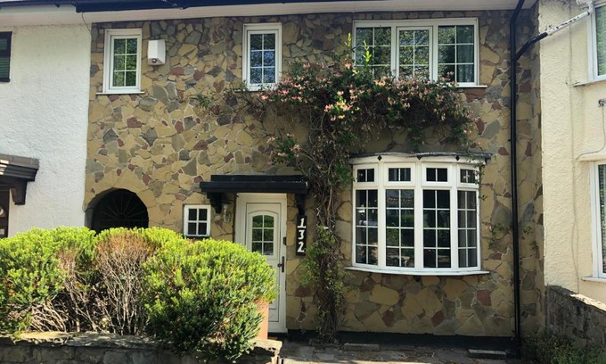 Bebington House | Cosy Rustic 3 bed cottage, great train links