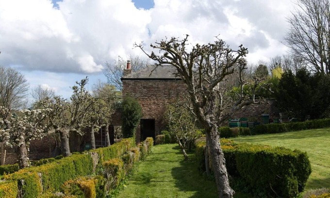 Crawcrook Cottage | Cosy secret cottage in a beautiful walled garden