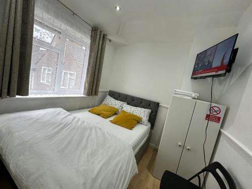 Downham House | Cosy Smart/Small Double Room in Keedonwood Road Bromley