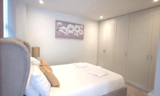 West Barnes Apartment | Cosy, Spacious & Stylish Family Haven: Garden-Parking 3 bedrooms apartment.