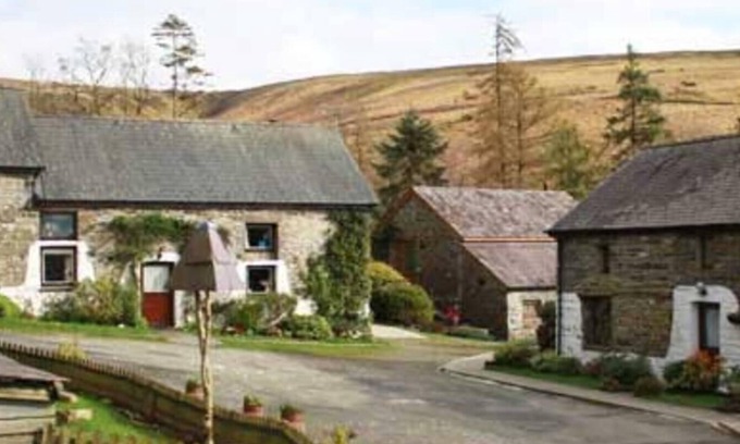 Llanybydder Cottage | Cosy stone cottage on Llanllwni Mountain
