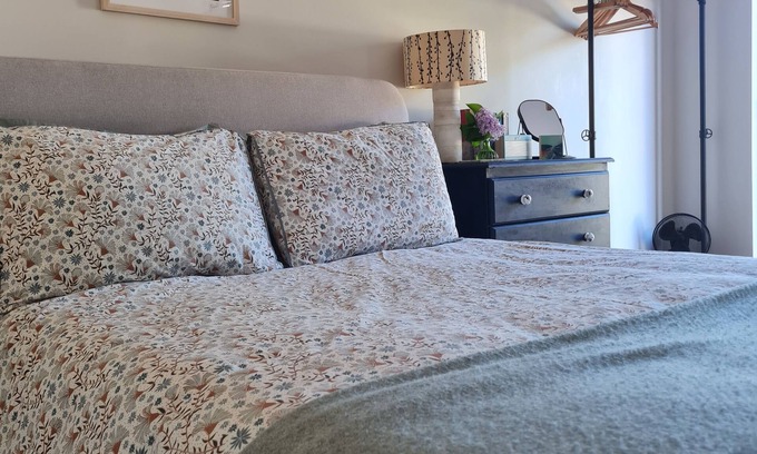 Newtyle Apartment | Cosy studio annex in peaceful countryside. Dog friendly.