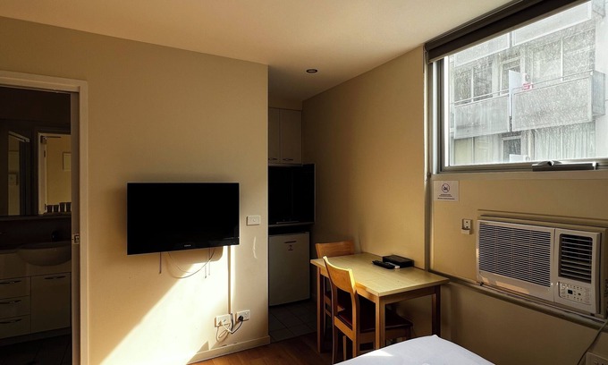 Carlton South Apartment | Cosy Studio in Melbourne CBD | Free Wi-Fi