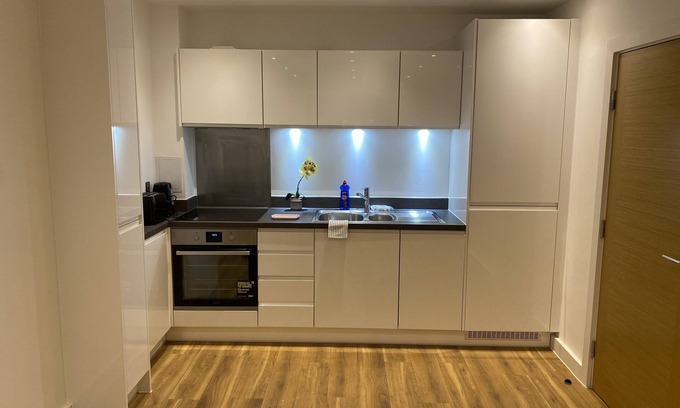 Loxford Apartment | Cosy Stunning two Bed Apartment With Balcony
