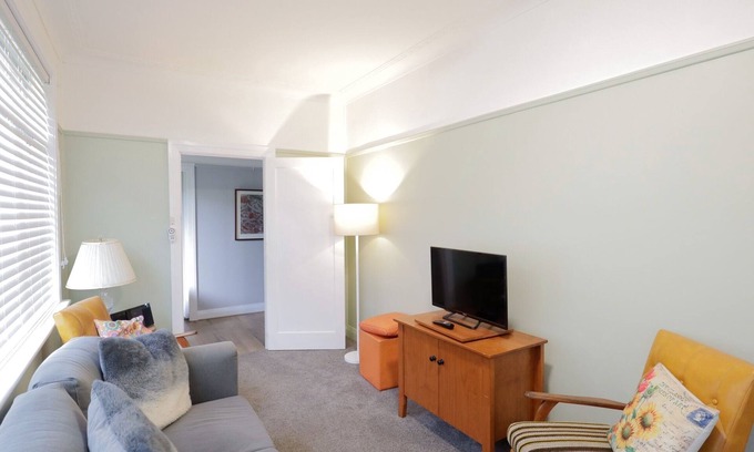 Tenterfield House | Cosy Sun-Filled Cottage