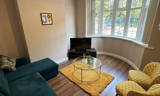 Oldbury House | Cosy Three-bed house close to the city centre, with good transport links.