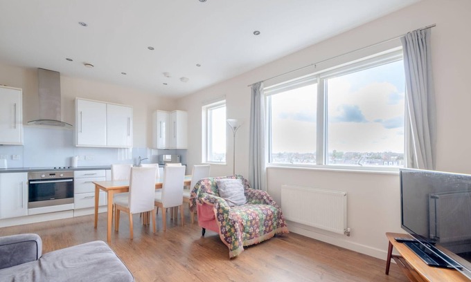 Abbey Apartment | Cosy Top Floor 2BD Flat - South Wimbledon